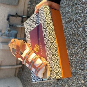 Isola Women's Strappy Brown Sandals